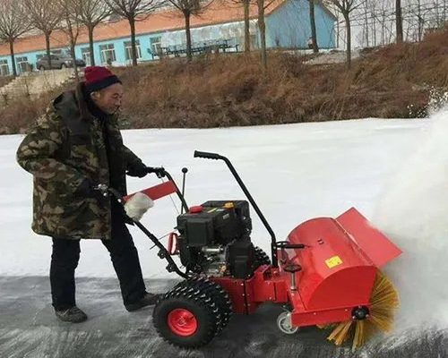 在冬天有一臺滾刷掃雪機除雪很簡單